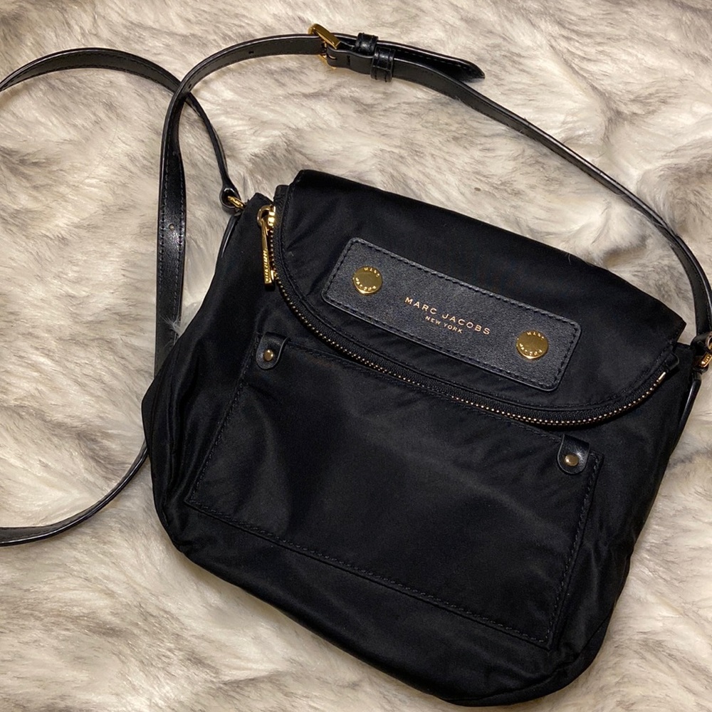 MARC JACOBS: Black & Gold Cross Body Purse
